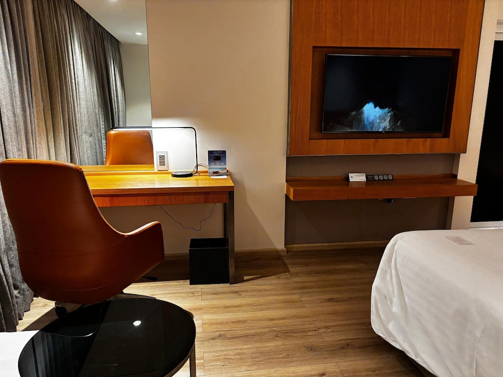 Room, 1 King Bed, Balcony - Photo 5