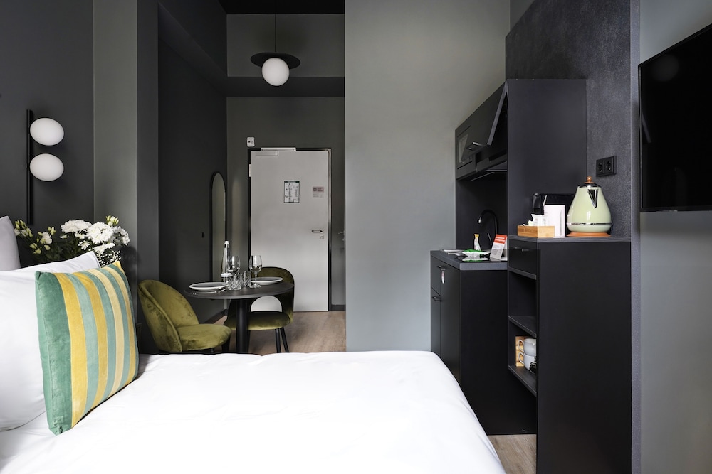 Medium Studio with Kitchenette photo 3