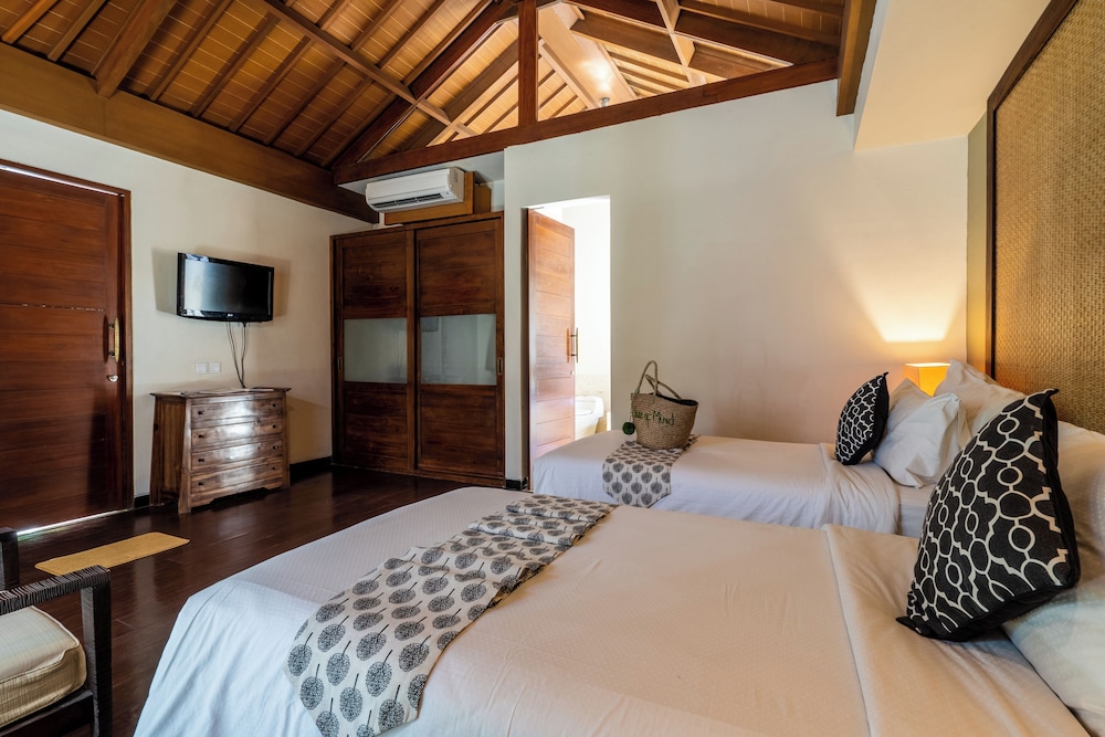 Three-Bedroom Villa with Private Pool - Photo 9