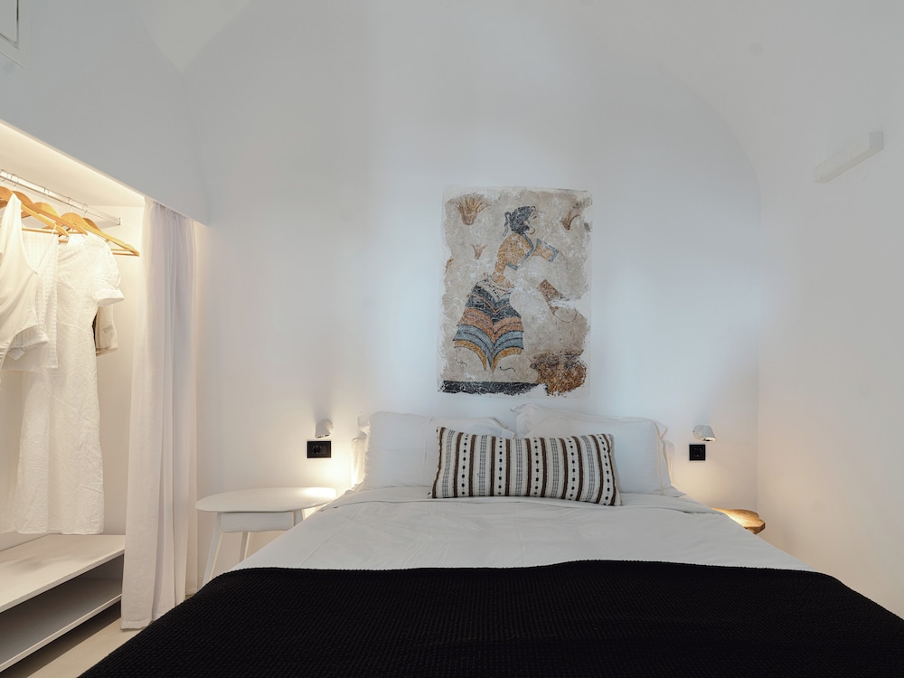 The Antiquarian's Suite with Hot Tub & Caldera View - Photo 6