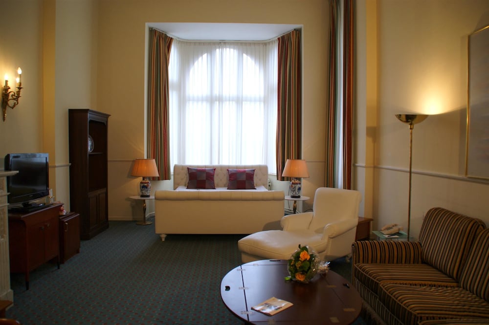 Suite, 1 King Bed, Smoking, Jetted Tub photo 1