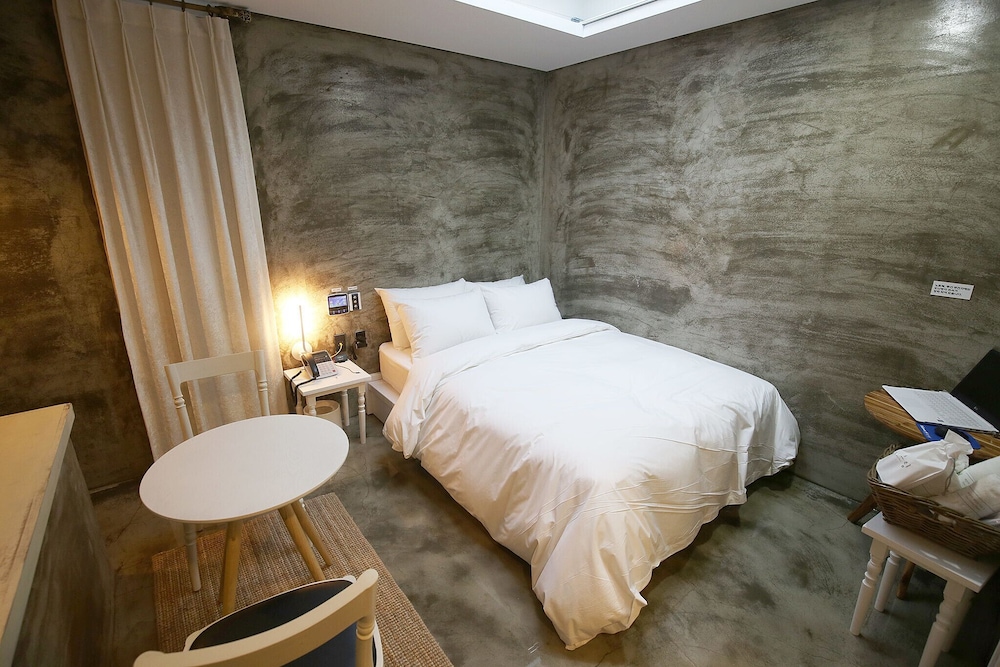 Room (Standard (Sky Window))