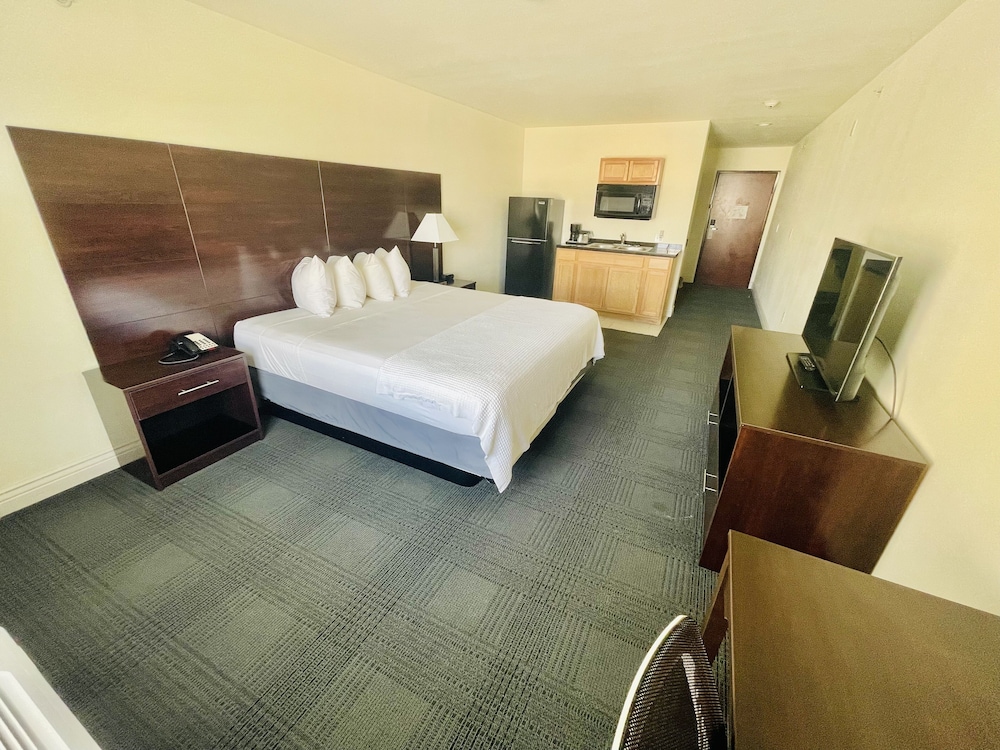 Signature Room, 1 King Bed, Non Smoking, Kitchenette