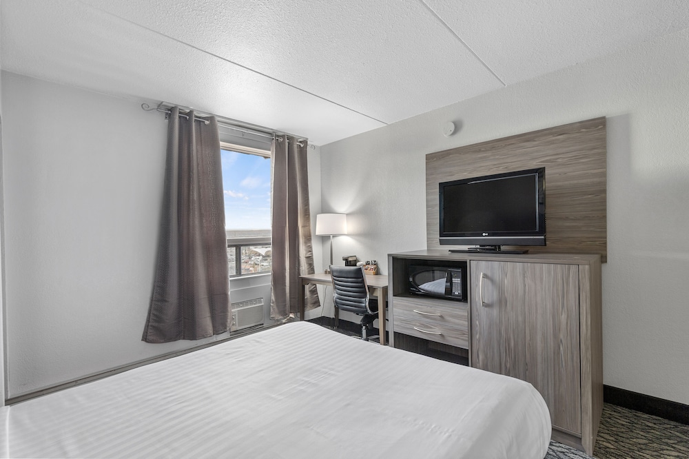 Standard Room, 1 King Bed, Non Smoking - Photo 5