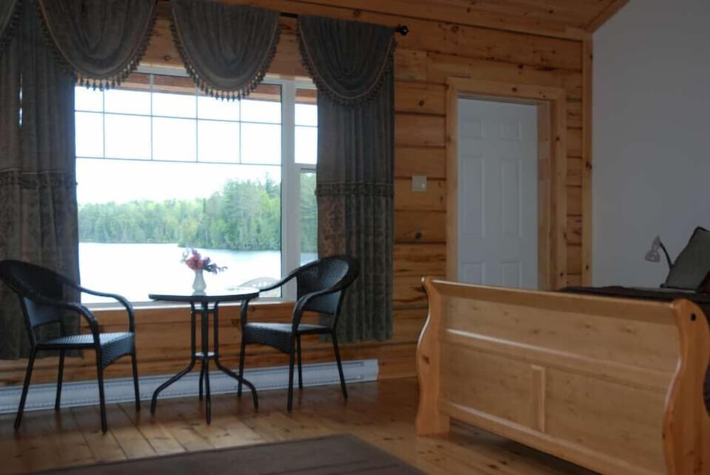 Standard Room, 1 Queen Bed with Sofa bed, Balcony, Lake View photo 3