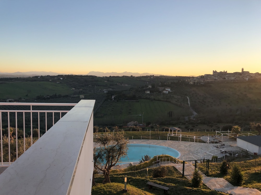 Superior Room, 1 King Bed, Pool View, Poolside - Photo 6