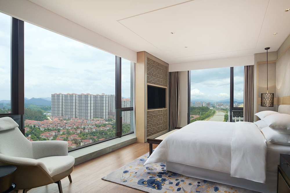 Suite, 1 King Bed, River View - Photo 6