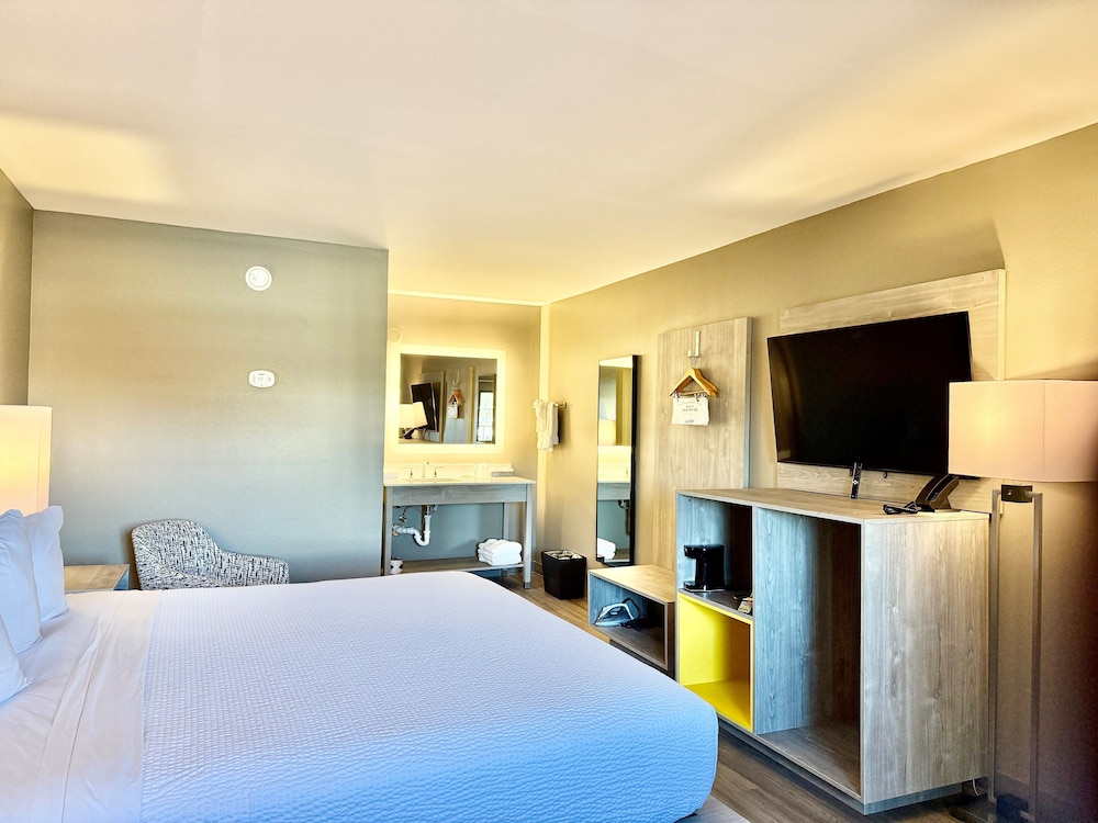 Room, 1 King Bed, Non Smoking - Photo 2