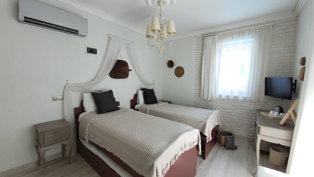 Twin Room, Partial Sea View