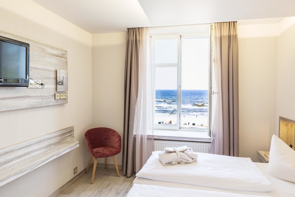 Double Room, Oceanfront thumbnail 5