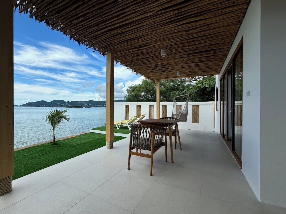 Grand Private Beachfront Villa - Photo 6