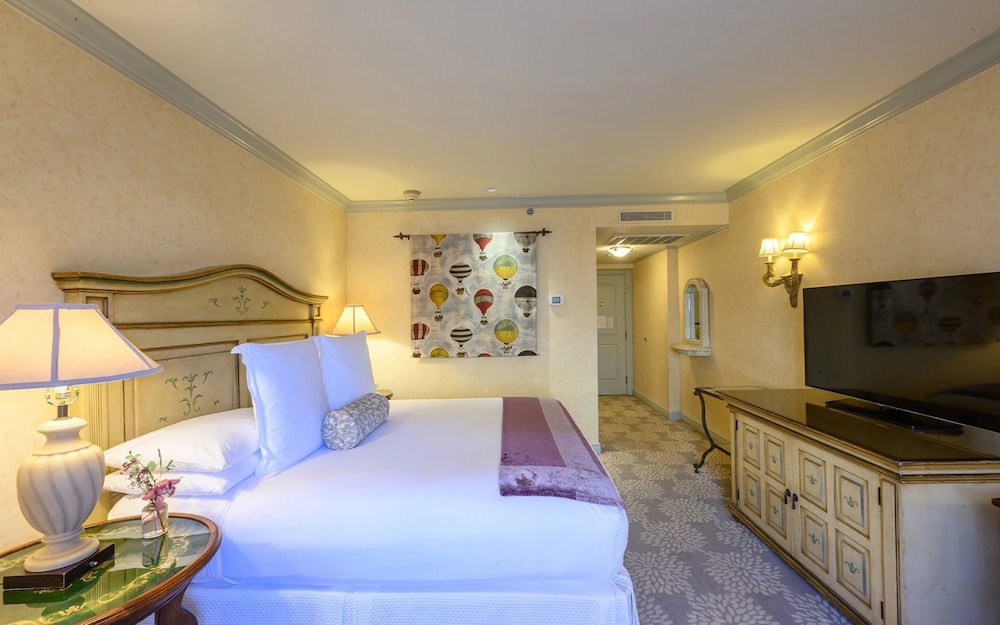 Standard Room, 1 Queen Bed, City View (Classic Town View Queen)