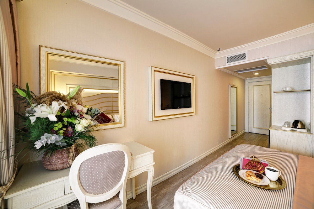 Deluxe Double Room Single Use, 1 King Bed, Balcony, City View photo 3