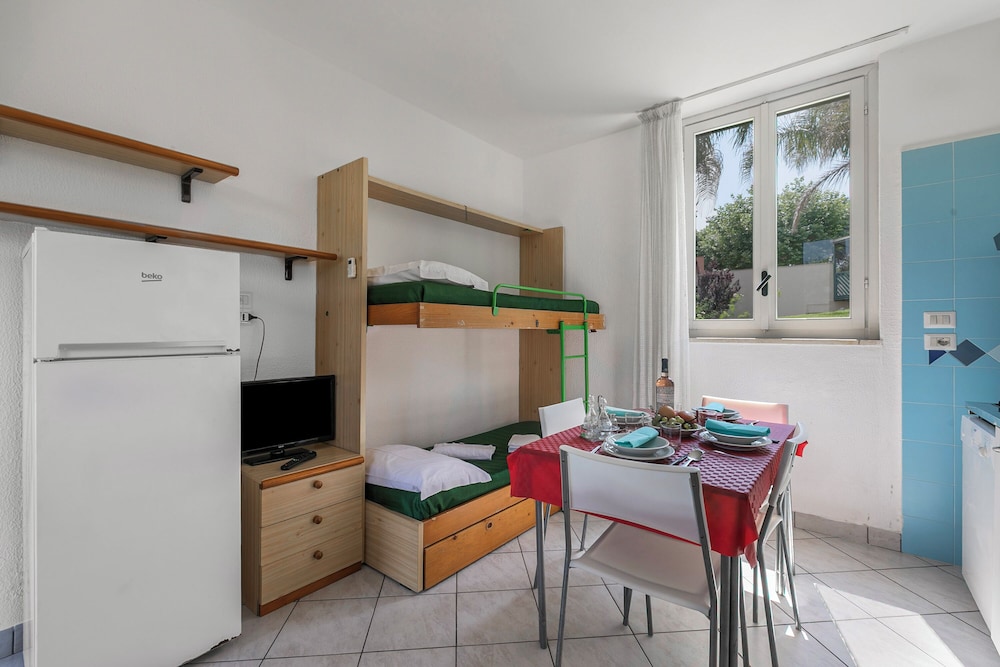 Family Apartment, Multiple Bedrooms, Sea Facing (Le Onde Apartment 3 with Pool n.116/a)