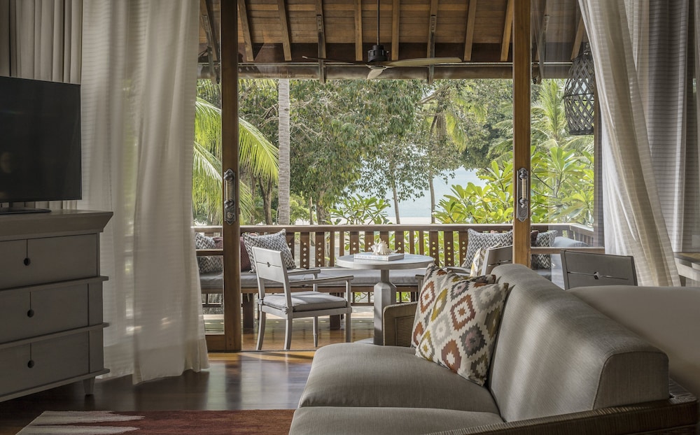 Partial Sea View Upper Floor King Bed