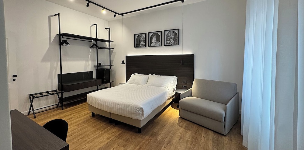 Deluxe Double Room, 1 Queen Bed, Non Smoking, Private Bathroom
