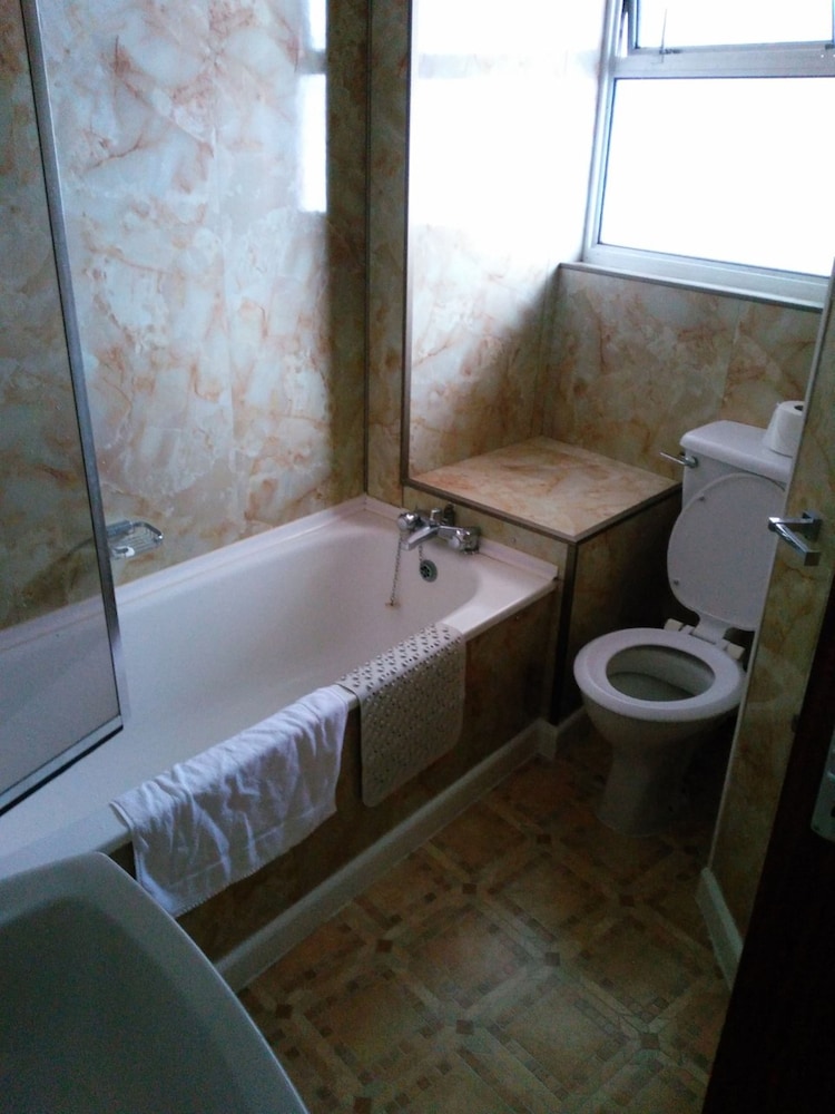 Classic Twin Room, Ensuite photo 3