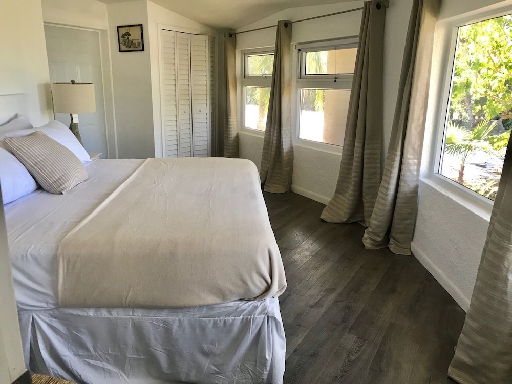 Honeymoon Studio Suite, 1 King Bed, Refrigerator photo 2