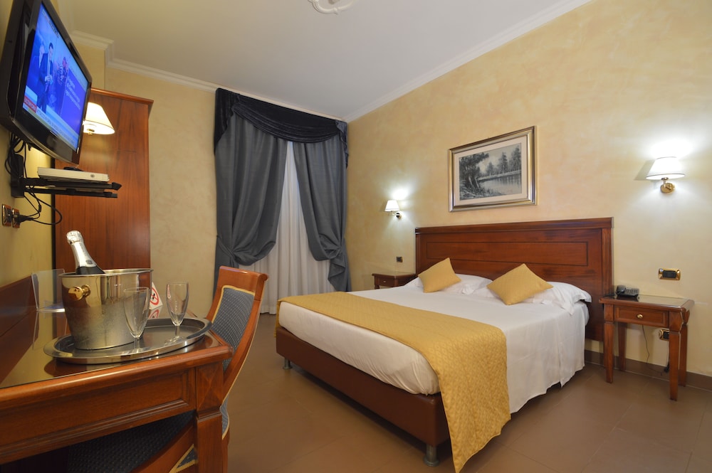 Luxury Double Room thumbnail 5