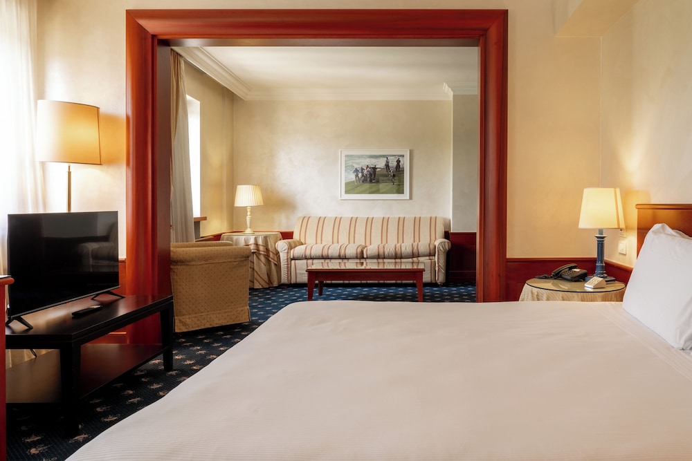 Junior Studio Suite, 1 King Bed with Sofa bed photo 3