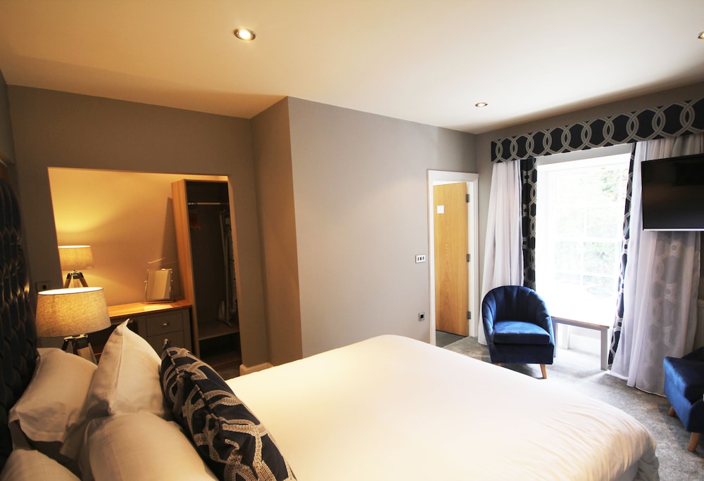 Superior King Room, 1 King Bed, Jetted Tub and Shower photo 3
