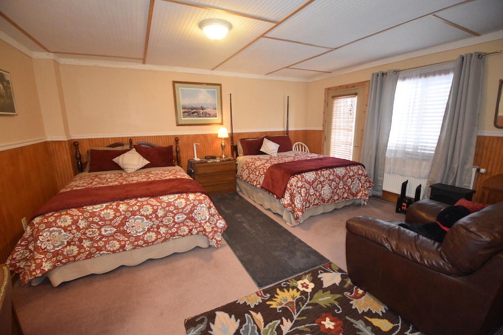 Deluxe Quadruple Room, 2 Queen Beds photo 1