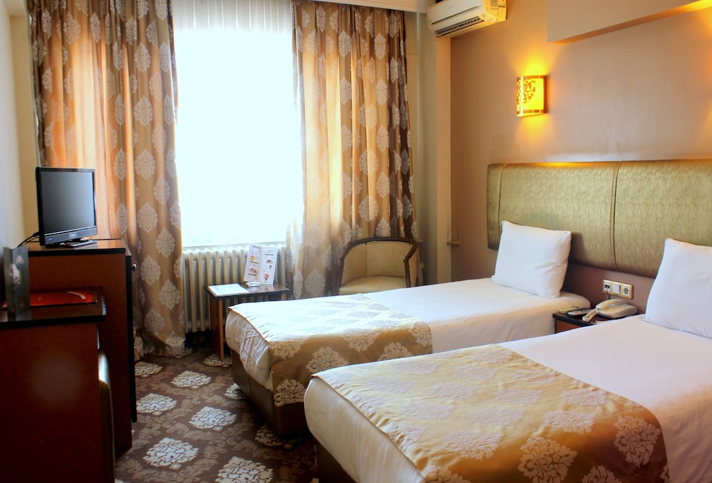 Classic Studio, Multiple Beds, City View