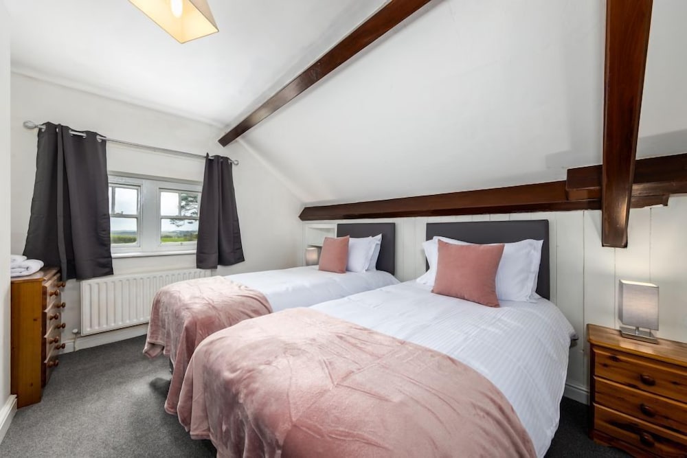 House, 6 Bedrooms (Knott View) photo 2