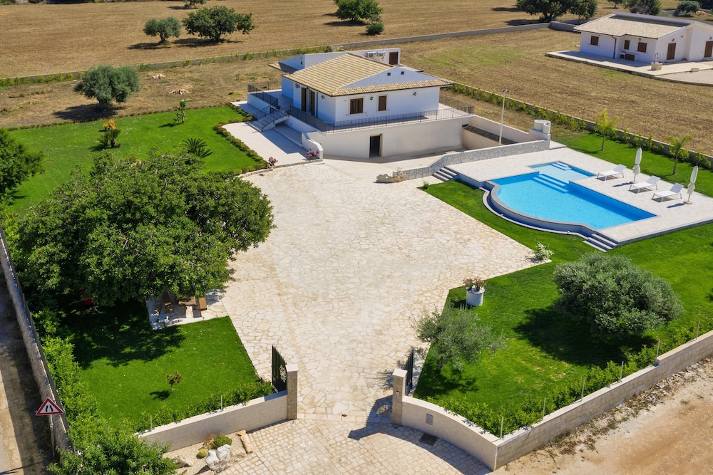 Villa photo 2