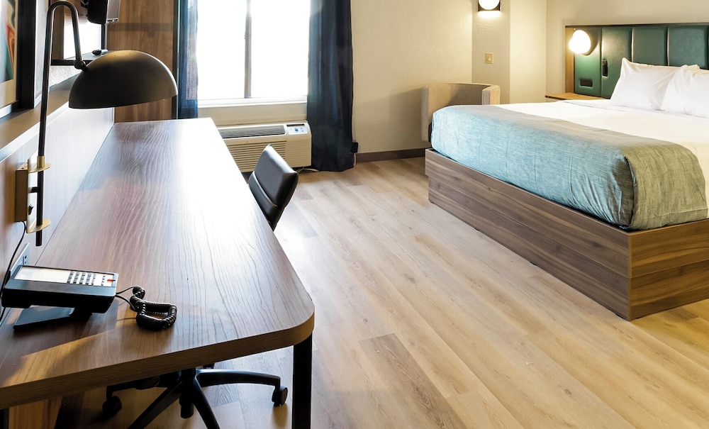 Superior Room, 1 King Bed, Non Smoking - Photo 7