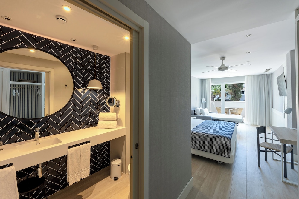 Premium Family Room, Garden View - Photo 4