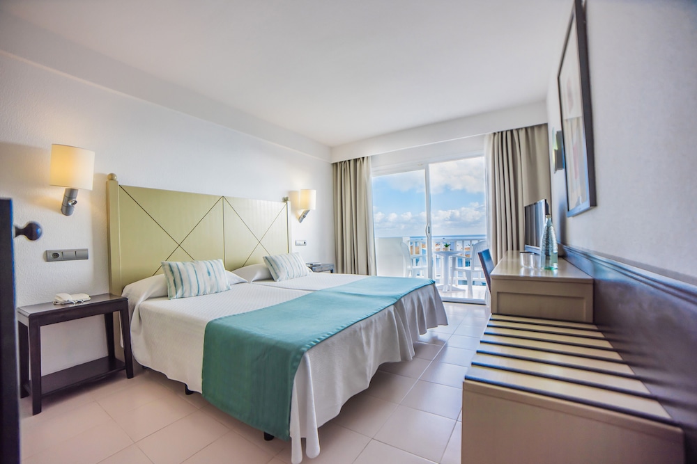 Standard Double Room (2 adults + 1 child) photo 2