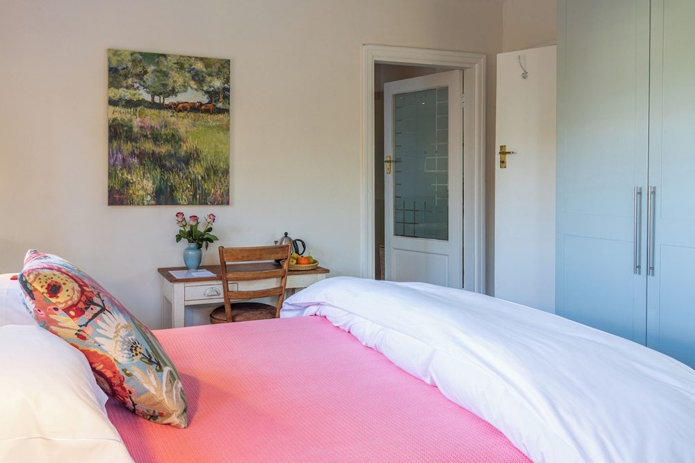 Upstairs room with covered verandah photo 2