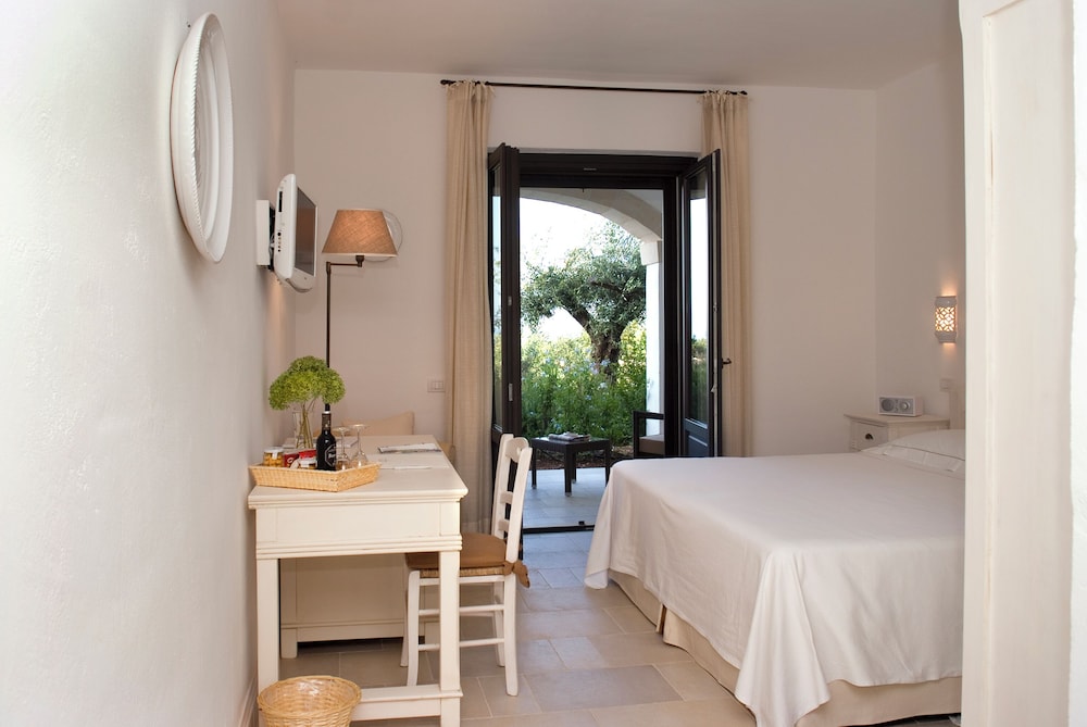 Deluxe Room (1 queen bed or 2 single beds) - Photo 3