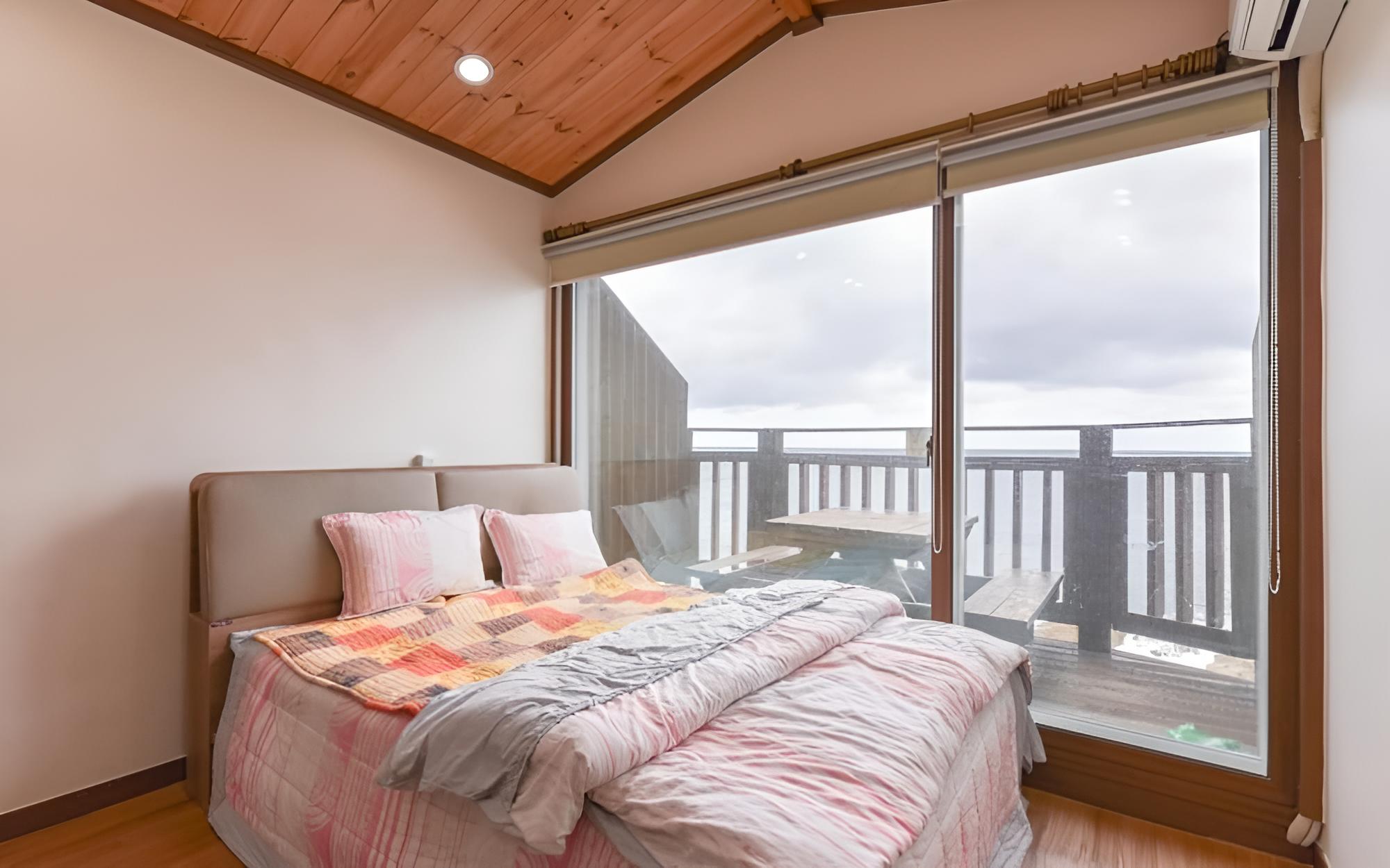 Room (205 (ocean view)) - Photo 2