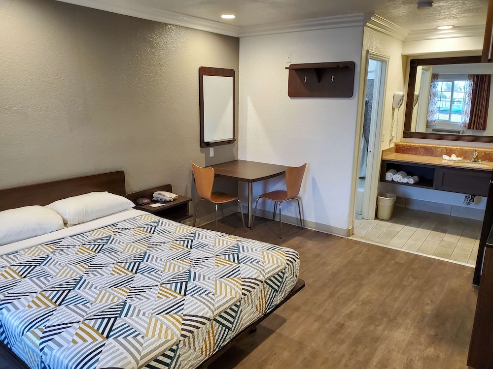 Standard Room, 1 Queen Bed, Non Smoking, Kitchenette - Photo 2