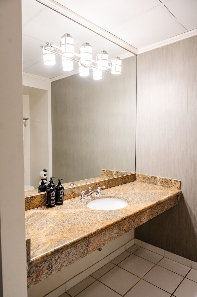 Double Queen Room (24/7 Front Desk) - Photo 12