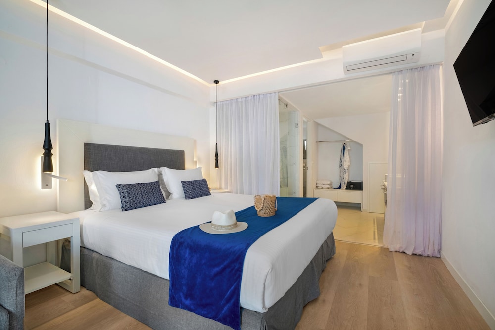 Lower Ground Level Suite with Plunge Pool thumbnail 6