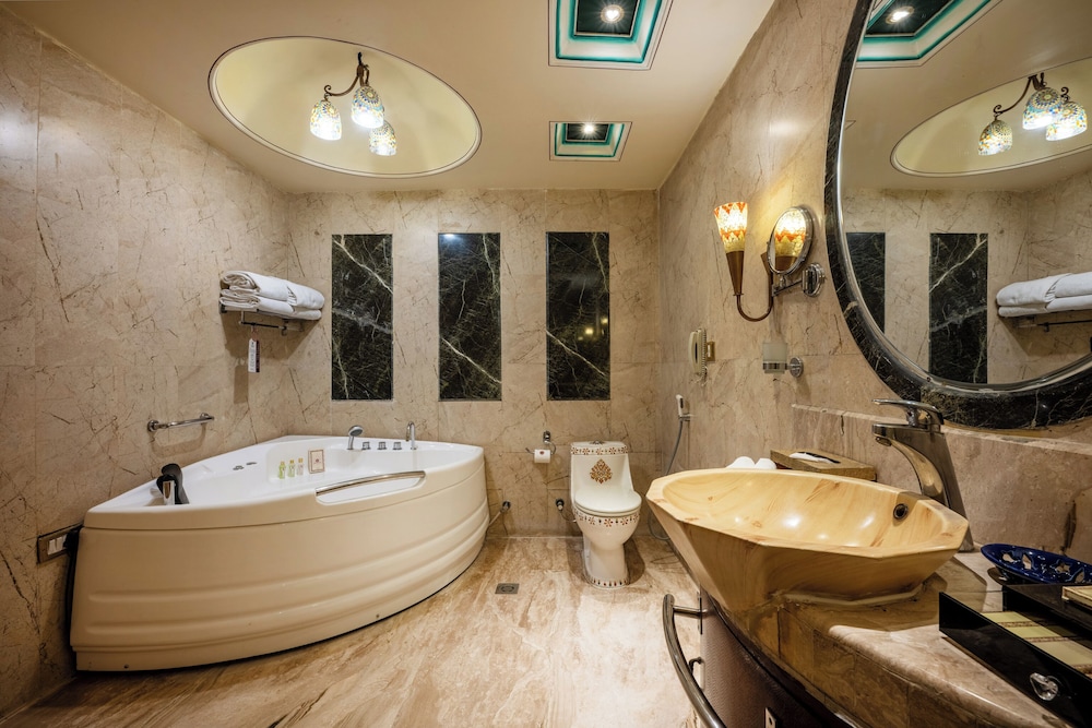 Royal Suite photo 2