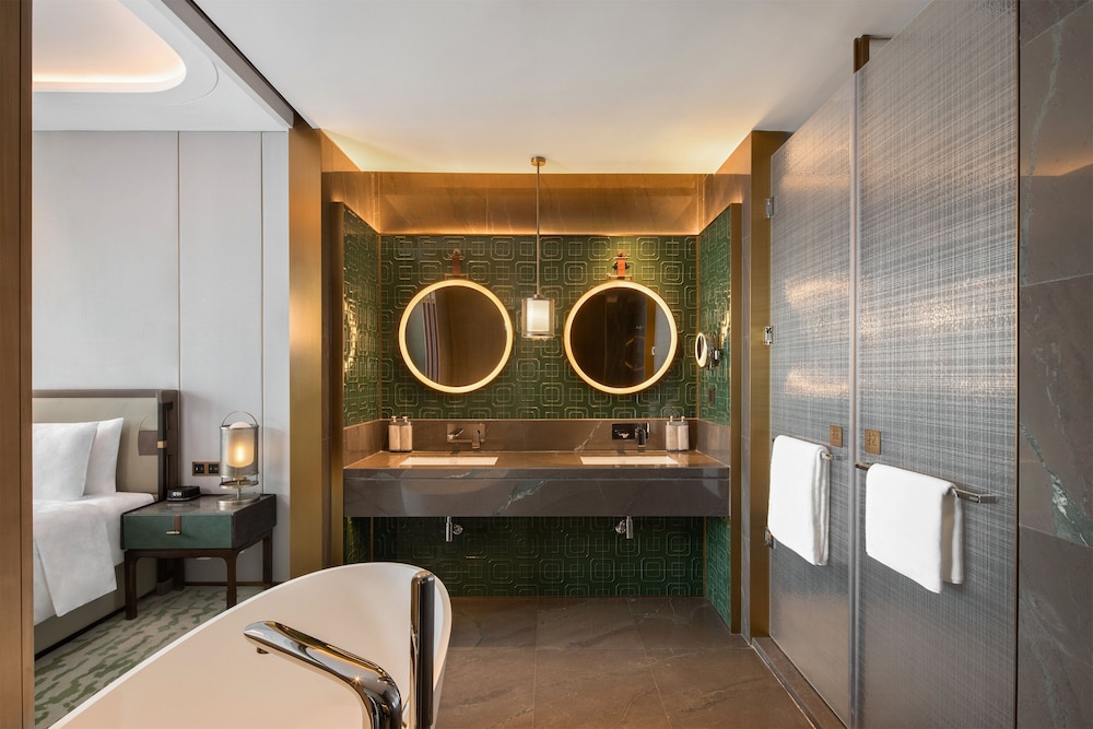 Suite, 1 King Bed, Club Lounge Access - Photo 4