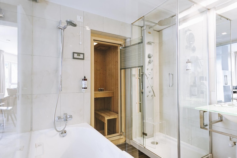 Deluxe Suite with Balcony - Photo 2