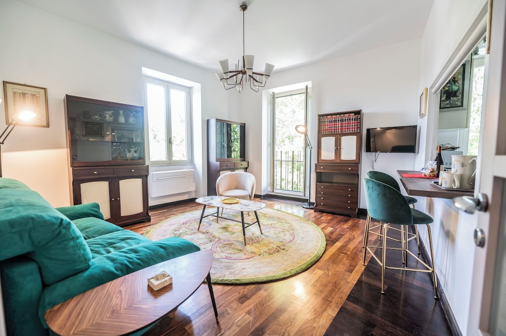 Testaccio Luminous and Large Apartment (Lungotevere Testaccio 30)