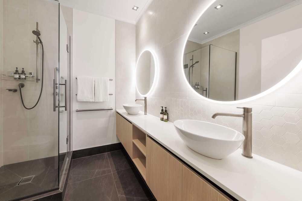 Premier Grand One Bedroom Apartment with Balcony - Photo 5