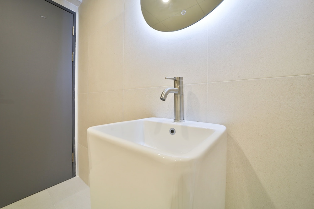 Premier Suite - Two Samsung 70" Smart TVs Included - Photo 16