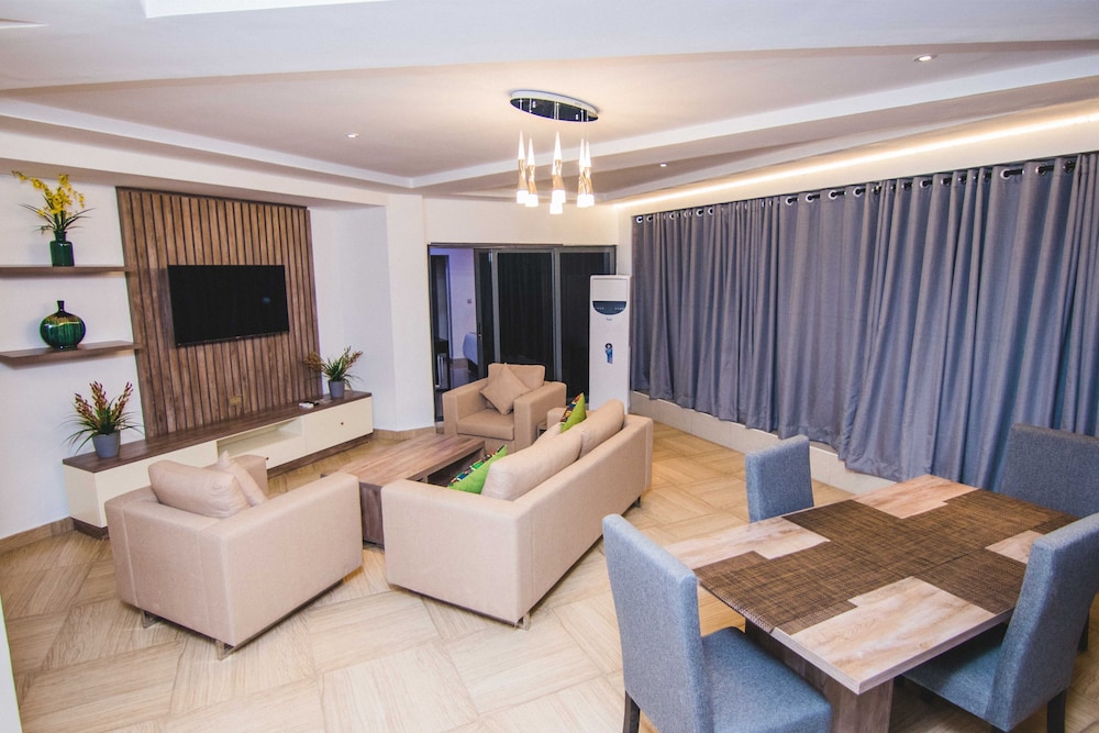 Executive Suite - Photo 2