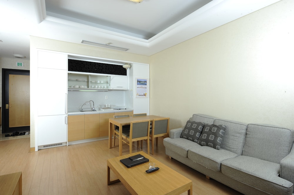 Family Room, 2 Bedrooms (1 Double & Japanese Futon) photo 2