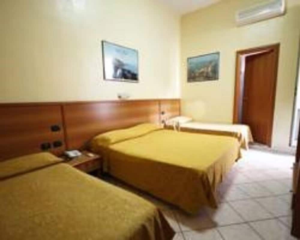 Quadruple Room - Photo 1