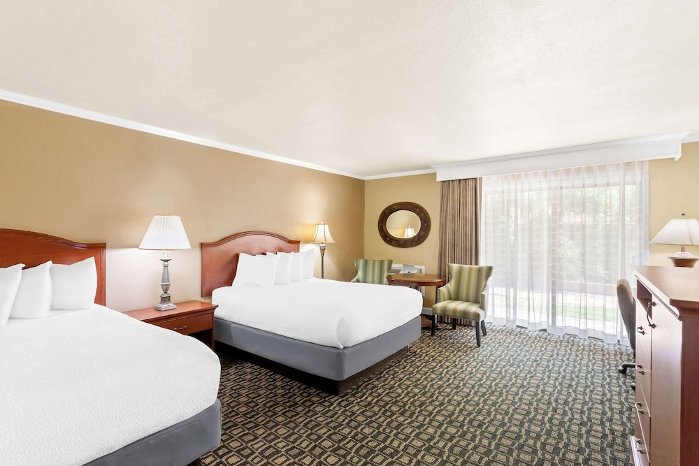 Suite, 2 Queen Beds, Non Smoking, Kitchenette (with Sofabed) photo 2