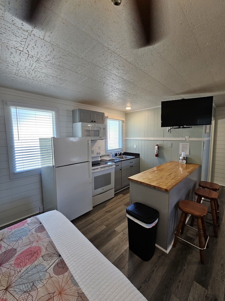Room 1 Queen/Queen Kitchenette photo 2