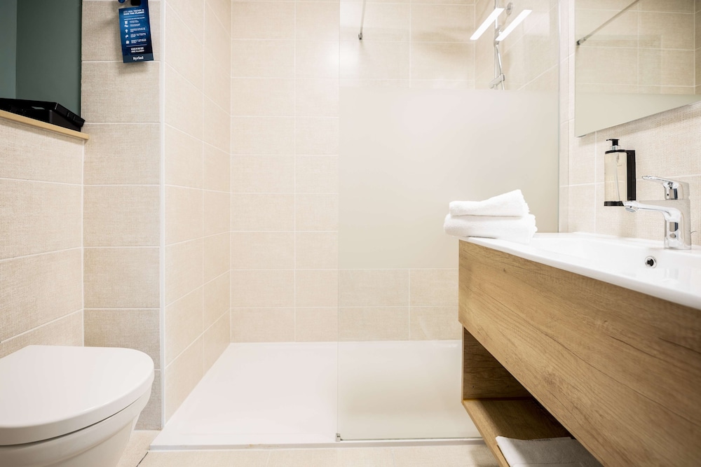 Standard Room, Multiple Beds - Photo 2